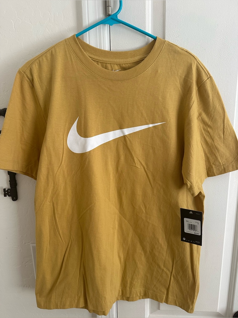 Men’s/unisex active Nike mustard yellow Tee shirt size Medium NWT
